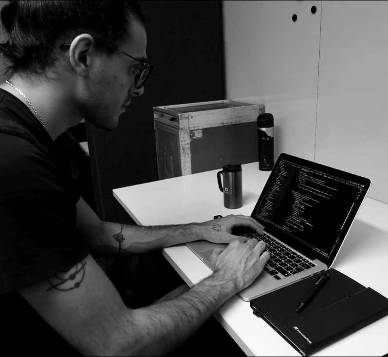 Senior Software Engineer bei der Arbeit am Laptop